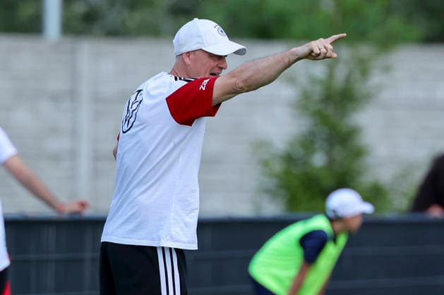Trainer Christian Woerns (Germany) gestikuliert, UEFA Under 19 friendly, Slovakia v Germany, MOL Academy am 27. May 2026 in Dunajska Streda, Slowakei. (Foto von Marco Steinbrenner DeFodi Images) Trainer Christian Woerns (Germany) gestures, UEFA Under 19 friendly, Slovakia v Germany, MOL Academy, May 27, 2026 in Dunajska Streda, Slovakia. (Photo by Marco Steinbrenner DeFodi Images) -
