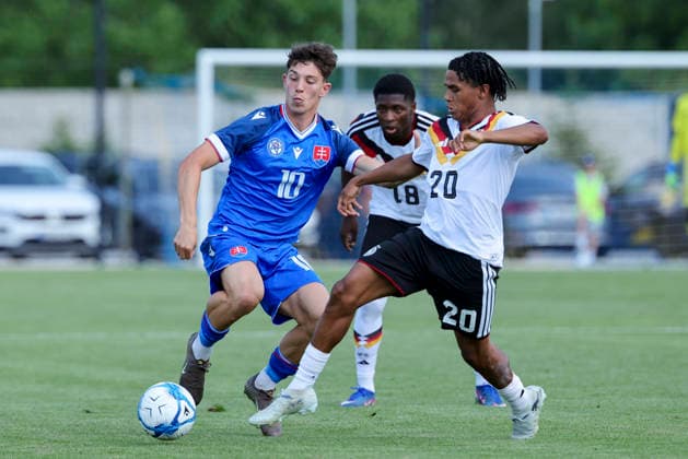 Simon Vlna (Slovakia) und Tiago Poller (Germany) kaempfen um den Ball, UEFA Under 19 friendly, Slovakia v Germany, MOL Academy am 27. May 2026 in Dunajska Streda, Slowakei. (Foto von Marco Steinbrenner DeFodi Images) Simon Vlna (Slovakia) und Tiago Poller (Germany) battle for the ball, UEFA Under 19 friendly, Slovakia v Germany, MOL Academy, May 27, 2026 in Dunajska Streda, Slovakia. (Photo by Marco Steinbrenner DeFodi Images) -