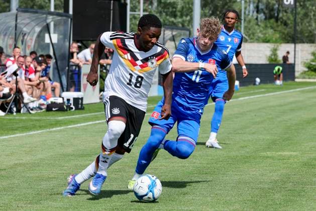 Emmanuel Chigozie Owen (Germany) und Samuel Kovacik (Slovakia) kaempfen um den Ball, UEFA Under 19 friendly, Slovakia v Germany, MOL Academy am 27. May 2026 in Dunajska Streda, Slowakei. (Foto von Marco Steinbrenner DeFodi Images) Emmanuel Chigozie Owen (Germany) und Samuel Kovacik (Slovakia) battle for the ball, UEFA Under 19 friendly, Slovakia v Germany, MOL Academy, May 27, 2026 in Dunajska Streda, Slovakia. (Photo by Marco Steinbrenner DeFodi Images) -