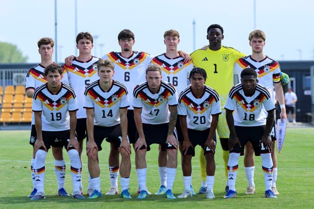 Otto Stange (Germany), Ben Nink (Germany), Mirza Catovic (Germany), Niklas Swider (Germany), Torhueter Enis Kamga (Germany), Mick Schmetgens (Germany), Taycan Etcibasi (Germany), Jan Buerger (Germany), Mika Wallentowitz (Germany), Tiago Poller (Germany) und Emmanuel Chigozie Owen (Germany) stellen sich zum Mannschaftsfoto auf, UEFA Under 19 friendly, Slovakia v Germany, MOL Academy am 27. May 2026 in Dunajska Streda, Slowakei. (Foto von Marco Steinbrenner DeFodi Images) Otto Stange (Germany), Ben Nink (Germany), Mirza Catovic (Germany), Niklas Swider (Germany), Torhueter Enis Kamga (Germany), Mick Schmetgens (Germany), Taycan Etcibasi (Germany), Jan Buerger (Germany), Mika Wallentowitz (Germany), Tiago Poller (Germany) und Emmanuel Chigozie Owen (Germany) pose for a team photo, UEFA Under 19 friendly, Slovakia v Germany, MOL Academy, May 27, 2026 in Dunajska Streda, Slovakia. (Photo by Marco Steinbrenner DeFodi Images) -