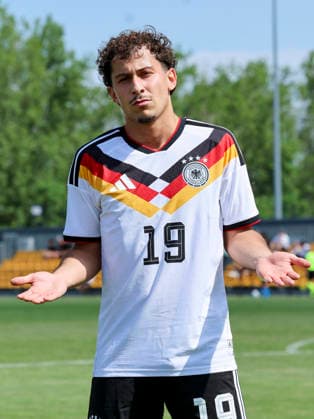 Taycan Etcibasi (Germany) bejubelt seinen Treffer zum 0:1, UEFA Under 19 friendly, Slovakia v Germany, MOL Academy am 27. May 2026 in Dunajska Streda, Slowakei. (Foto von Marco Steinbrenner DeFodi Images) Taycan Etcibasi (Germany) celebrates after scoring his teams first goal, UEFA Under 19 friendly, Slovakia v Germany, MOL Academy, May 27, 2026 in Dunajska Streda, Slovakia. (Photo by Marco Steinbrenner DeFodi Images) -