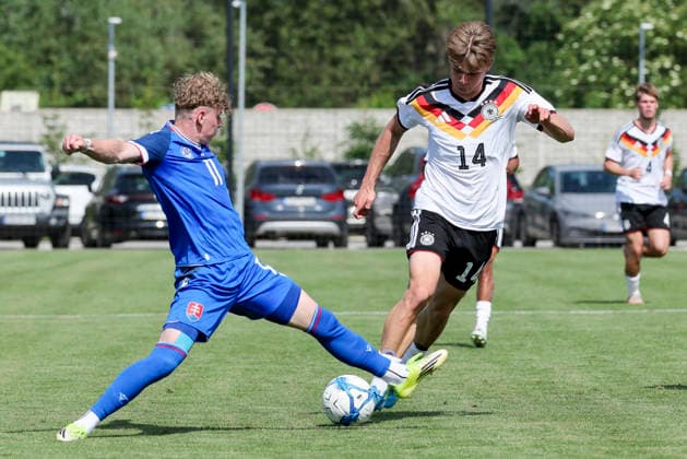 Samuel Kovacik (Slovakia) und Jan Buerger (Germany) kaempfen um den Ball, UEFA Under 19 friendly, Slovakia v Germany, MOL Academy am 27. May 2026 in Dunajska Streda, Slowakei. (Foto von Marco Steinbrenner DeFodi Images) Samuel Kovacik (Slovakia) und Jan Buerger (Germany) battle for the ball, UEFA Under 19 friendly, Slovakia v Germany, MOL Academy, May 27, 2026 in Dunajska Streda, Slovakia. (Photo by Marco Steinbrenner DeFodi Images) -