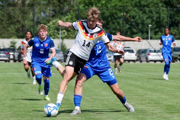 Jan Buerger (Germany) und Alex Lajciak (Slovakia) kaempfen um den Ball, UEFA Under 19 friendly, Slovakia v Germany, MOL Academy am 27. May 2026 in Dunajska Streda, Slowakei. (Foto von Marco Steinbrenner DeFodi Images) Jan Buerger (Germany) und Alex Lajciak (Slovakia) battle for the ball, UEFA Under 19 friendly, Slovakia v Germany, MOL Academy, May 27, 2026 in Dunajska Streda, Slovakia. (Photo by Marco Steinbrenner DeFodi Images) -