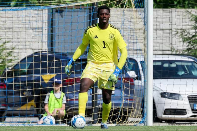 Torhueter Enis Kamga (Germany) kontrolliert den Ball, UEFA Under 19 friendly, Slovakia v Germany, MOL Academy am 27. May 2026 in Dunajska Streda, Slowakei. (Foto von Marco Steinbrenner DeFodi Images) Torhueter Enis Kamga (Germany) controls the ball, UEFA Under 19 friendly, Slovakia v Germany, MOL Academy, May 27, 2026 in Dunajska Streda, Slovakia. (Photo by Marco Steinbrenner DeFodi Images) -
