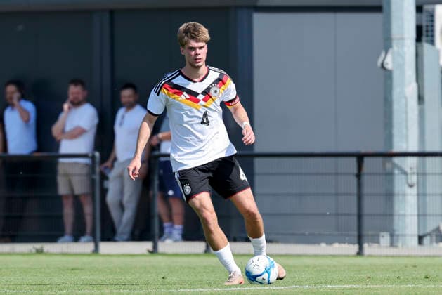 Mick Schmetgens (Germany) kontrolliert den Ball, UEFA Under 19 friendly, Slovakia v Germany, MOL Academy am 27. May 2026 in Dunajska Streda, Slowakei. (Foto von Marco Steinbrenner DeFodi Images) Mick Schmetgens (Germany) controls the ball, UEFA Under 19 friendly, Slovakia v Germany, MOL Academy, May 27, 2026 in Dunajska Streda, Slovakia. (Photo by Marco Steinbrenner DeFodi Images) -