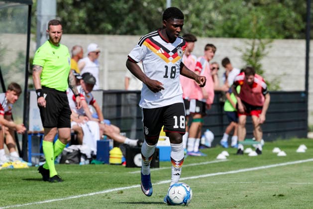 Emmanuel Chigozie Owen (Germany) kontrolliert den Ball, UEFA Under 19 friendly, Slovakia v Germany, MOL Academy am 27. May 2026 in Dunajska Streda, Slowakei. (Foto von Marco Steinbrenner DeFodi Images) Emmanuel Chigozie Owen (Germany) controls the ball, UEFA Under 19 friendly, Slovakia v Germany, MOL Academy, May 27, 2026 in Dunajska Streda, Slovakia. (Photo by Marco Steinbrenner DeFodi Images) -