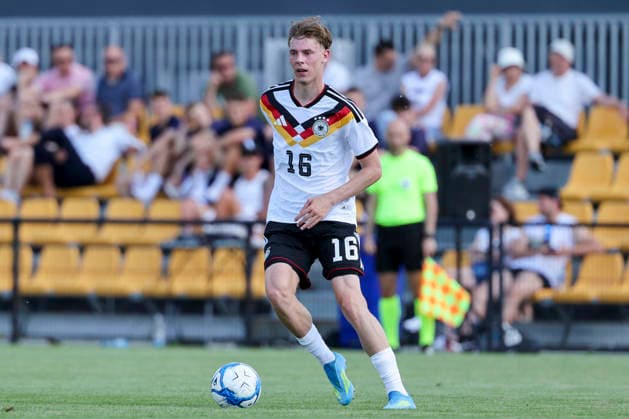 Niklas Swider (Germany) kontrolliert den Ball, UEFA Under 19 friendly, Slovakia v Germany, MOL Academy am 27. May 2026 in Dunajska Streda, Slowakei. (Foto von Marco Steinbrenner DeFodi Images) Niklas Swider (Germany) controls the ball, UEFA Under 19 friendly, Slovakia v Germany, MOL Academy, May 27, 2026 in Dunajska Streda, Slovakia. (Photo by Marco Steinbrenner DeFodi Images) -