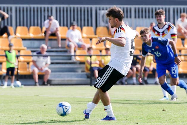 Otto Stange (Germany) verwandelt den Foulelfmeter zum 2:2, UEFA Under 19 friendly, Slovakia v Germany, MOL Academy am 27. May 2026 in Dunajska Streda, Slowakei. (Foto von Marco Steinbrenner DeFodi Images) Otto Stange (Germany) converted the penalty to make it 2 2, UEFA Under 19 friendly, Slovakia v Germany, MOL Academy, May 27, 2026 in Dunajska Streda, Slovakia. (Photo by Marco Steinbrenner DeFodi Images) -