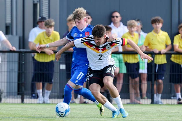Samuel Kovacik (Slovakia) und Rafael Pinto Pedrosa (Germany) kaempfen um den Ball, UEFA Under 19 friendly, Slovakia v Germany, MOL Academy am 27. May 2026 in Dunajska Streda, Slowakei. (Foto von Marco Steinbrenner DeFodi Images) Samuel Kovacik (Slovakia) und Rafael Pinto Pedrosa (Germany) battle for the ball, UEFA Under 19 friendly, Slovakia v Germany, MOL Academy, May 27, 2026 in Dunajska Streda, Slovakia. (Photo by Marco Steinbrenner DeFodi Images) -