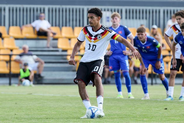 Francis Onyeka (Germany) verwandelt den Foulelfmeter zum 2:3, UEFA Under 19 friendly, Slovakia v Germany, MOL Academy am 27. May 2026 in Dunajska Streda, Slowakei. (Foto von Marco Steinbrenner DeFodi Images) Francis Onyeka (Germany) converted the penalty to make it 2 3, UEFA Under 19 friendly, Slovakia v Germany, MOL Academy, May 27, 2026 in Dunajska Streda, Slovakia. (Photo by Marco Steinbrenner DeFodi Images) -