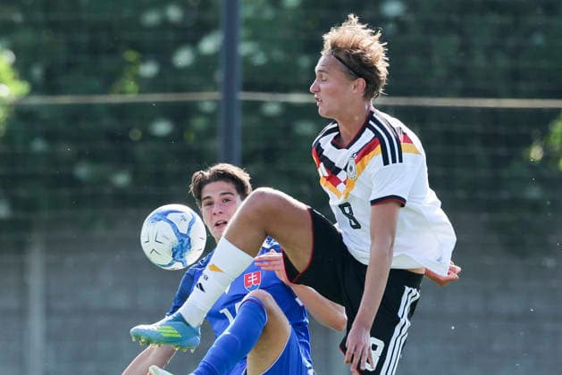 Michal Duraj (Slovakia) und Luis Engelns (Germany) kaempfen um den Ball, UEFA Under 19 friendly, Slovakia v Germany, MOL Academy am 27. May 2026 in Dunajska Streda, Slowakei. (Foto von Marco Steinbrenner DeFodi Images) Michal Duraj (Slovakia) und Luis Engelns (Germany) battle for the ball, UEFA Under 19 friendly, Slovakia v Germany, MOL Academy, May 27, 2026 in Dunajska Streda, Slovakia. (Photo by Marco Steinbrenner DeFodi Images) -