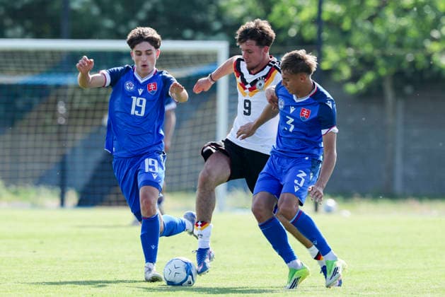 Lukas Pristach (Slovakia), Otto Stange (Germany) und Daniel Ziska (Slovakia) kaempfen um den Ball, UEFA Under 19 friendly, Slovakia v Germany, MOL Academy am 27. May 2026 in Dunajska Streda, Slowakei. (Foto von Marco Steinbrenner DeFodi Images) Lukas Pristach (Slovakia), Otto Stange (Germany) und Daniel Ziska (Slovakia) battle for the ball, UEFA Under 19 friendly, Slovakia v Germany, MOL Academy, May 27, 2026 in Dunajska Streda, Slovakia. (Photo by Marco Steinbrenner DeFodi Images) -