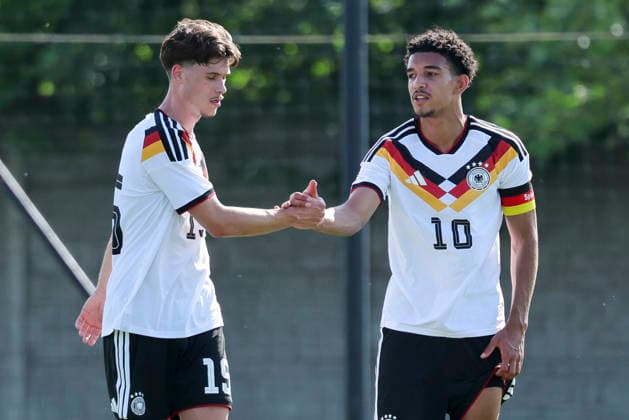Luca Erlein (Germany) und Francis Onyeka (Germany) jubeln, UEFA Under 19 friendly, Slovakia v Germany, MOL Academy am 27. May 2026 in Dunajska Streda, Slowakei. (Foto von Marco Steinbrenner DeFodi Images) Luca Erlein (Germany) und Francis Onyeka (Germany) cheer, UEFA Under 19 friendly, Slovakia v Germany, MOL Academy, May 27, 2026 in Dunajska Streda, Slovakia. (Photo by Marco Steinbrenner DeFodi Images) -