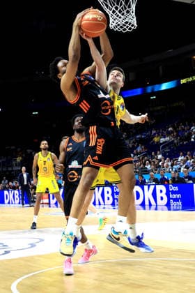 DEU, easyCredit BBL, ALBA vs. Rasta Vechta, 27.05.2026, Uber-Arena, Berlin, DEU, easyCredit BBL, ALBA vs. Rasta Vechta, im Bild JONAS MATTISSECK (ALBA Berlin 9), Lloyd Pandi (RASTA Vechta 41)