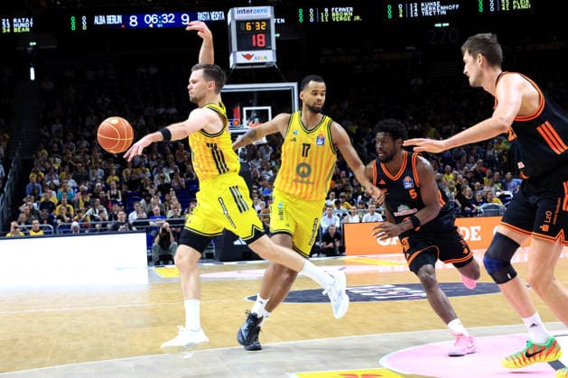 DEU, easyCredit BBL, ALBA vs. Rasta Vechta, 27.05.2026, Uber-Arena, Berlin, DEU, easyCredit BBL, ALBA vs. Rasta Vechta, im Bild Martin Hermannsson (ALBA Berlin 15), Norris Agbakoko (ALBA Berlin 17), TJ Bamba (RASTA Vechta 5)