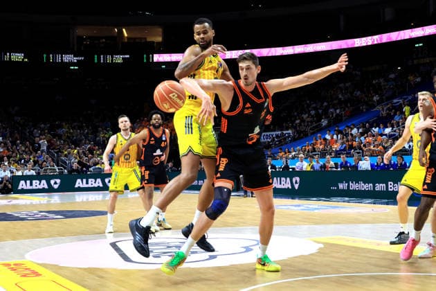 DEU, easyCredit BBL, ALBA vs. Rasta Vechta, 27.05.2026, Uber-Arena, Berlin, DEU, easyCredit BBL, ALBA vs. Rasta Vechta, im Bild Norris Agbakoko (ALBA Berlin 17), Tibor Pleiss (RASTA Vechta 22)