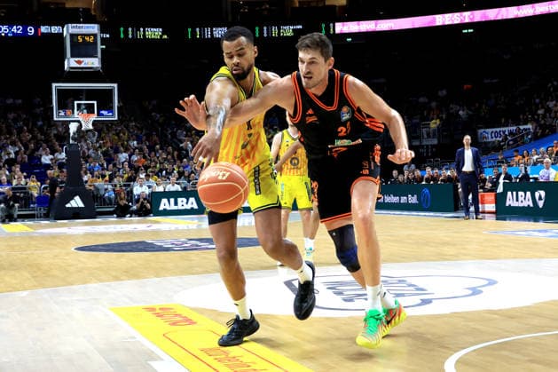 DEU, easyCredit BBL, ALBA vs. Rasta Vechta, 27.05.2026, Uber-Arena, Berlin, DEU, easyCredit BBL, ALBA vs. Rasta Vechta, im Bild Norris Agbakoko (ALBA Berlin 17), Tibor Pleiss (RASTA Vechta 22)