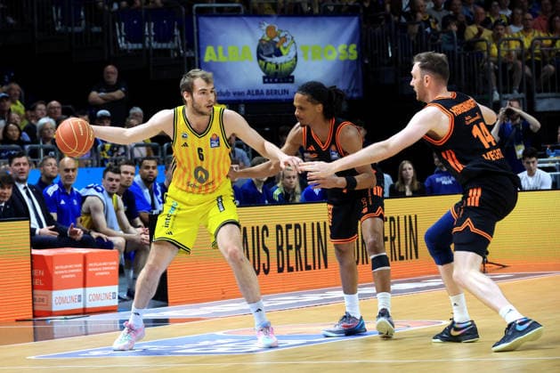 DEU, easyCredit BBL, ALBA vs. Rasta Vechta, 27.05.2026, Uber-Arena, Berlin, DEU, easyCredit BBL, ALBA vs. Rasta Vechta, im Bild MALTE DELOW (ALBA Berlin 6), Alonzo Verge jr. (RASTA Vechta 11), Philipp Herkenhoff (RASTA Vechta 14)