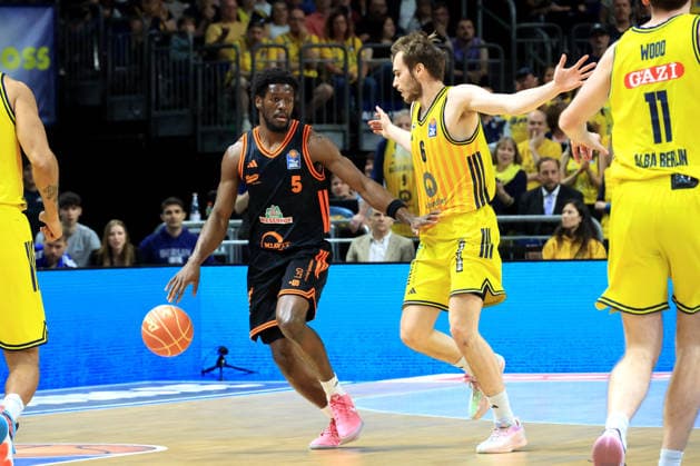 DEU, easyCredit BBL, ALBA vs. Rasta Vechta, 27.05.2026, Uber-Arena, Berlin, DEU, easyCredit BBL, ALBA vs. Rasta Vechta, im Bild MALTE DELOW (ALBA Berlin 6), TJ Bamba (RASTA Vechta 5)