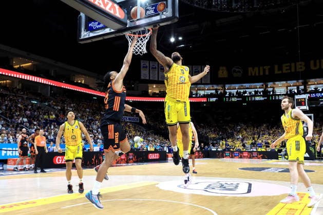 DEU, easyCredit BBL, ALBA vs. Rasta Vechta, 27.05.2026, Uber-Arena, Berlin, DEU, easyCredit BBL, ALBA vs. Rasta Vechta, im Bild J Wan Roberts (ALBA Berlin 13), Alonzo Verge jr. (RASTA Vechta 11)