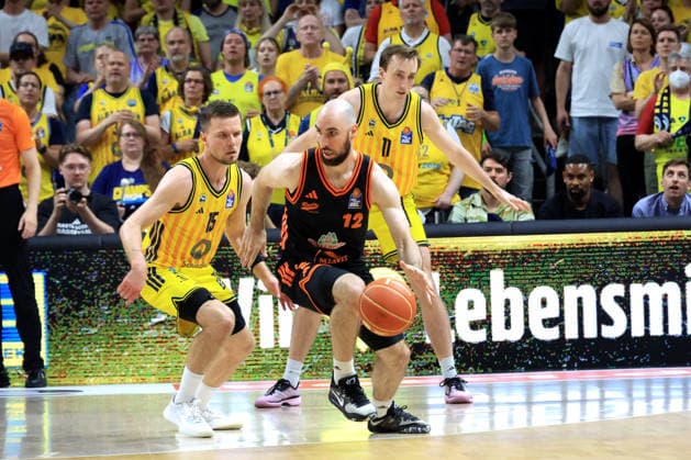 DEU, easyCredit BBL, ALBA vs. Rasta Vechta, 27.05.2026, Uber-Arena, Berlin, DEU, easyCredit BBL, ALBA vs. Rasta Vechta, im Bild Martin Hermannsson (ALBA Berlin 15), Moses Wood (ALBA Berlin 11), Tommy Kuhse (RASTA Vechta 12)