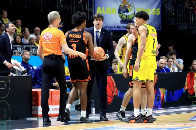 DEU, easyCredit BBL, ALBA vs. Rasta Vechta, 27.05.2026, Uber-Arena, Berlin, DEU, easyCredit BBL, ALBA vs. Rasta Vechta, im Bild CHEFTRAINER Pedro Calles (ALBA Berlin), Jack Kayil( ALBA Berlin 7), Malik Parsons (RASTA Vechta 3)