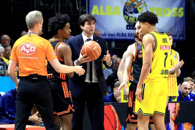 DEU, easyCredit BBL, ALBA vs. Rasta Vechta, 27.05.2026, Uber-Arena, Berlin, DEU, easyCredit BBL, ALBA vs. Rasta Vechta, im Bild CHEFTRAINER Pedro Calles (ALBA Berlin), Jack Kayil( ALBA Berlin 7), Malik Parsons (RASTA Vechta 3)