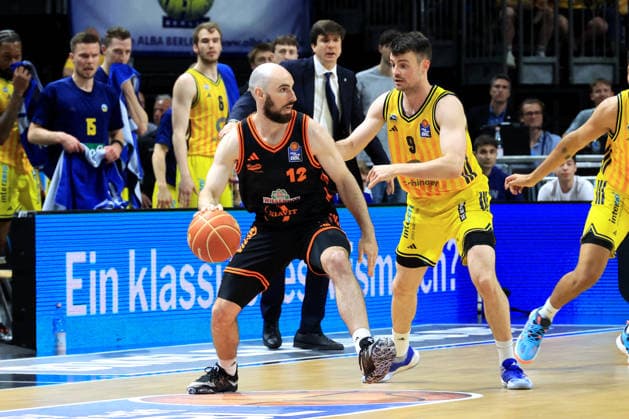 DEU, easyCredit BBL, ALBA vs. Rasta Vechta, 27.05.2026, Uber-Arena, Berlin, DEU, easyCredit BBL, ALBA vs. Rasta Vechta, im Bild JONAS MATTISSECK (ALBA Berlin 9), Tommy Kuhse (RASTA Vechta 12), ALBA-Spielerbank