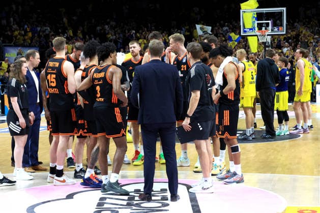 DEU, easyCredit BBL, ALBA vs. Rasta Vechta, 27.05.2026, Uber-Arena, Berlin, DEU, easyCredit BBL, ALBA vs. Rasta Vechta, im Bild Vechta-Spielerkreis, Headcoach Christian Held (RASTA Vechta)