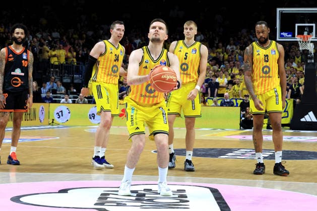 DEU, easyCredit BBL, ALBA vs. Rasta Vechta, 27.05.2026, Uber-Arena, Berlin, DEU, easyCredit BBL, ALBA vs. Rasta Vechta, im Bild Freiwurf von Martin Hermannsson (ALBA Berlin 15), ALBA-Spielerkreis