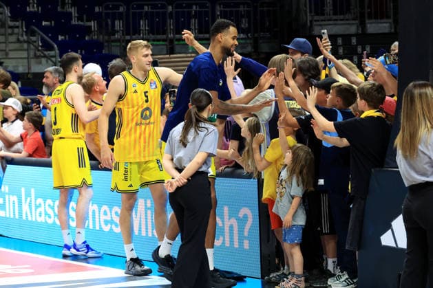 DEU, easyCredit BBL, ALBA vs. Rasta Vechta, 27.05.2026, Uber-Arena, Berlin, DEU, easyCredit BBL, ALBA vs. Rasta Vechta, im Bild JONAS MATTISSECK (ALBA Berlin 9), Sam Griesel (ALBA Berlin 5), Norris Agbakoko (ALBA Berlin 17), ALBA-Fans, Fanblock,