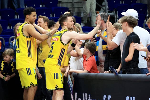 DEU, easyCredit BBL, ALBA vs. Rasta Vechta, 27.05.2026, Uber-Arena, Berlin, DEU, easyCredit BBL, ALBA vs. Rasta Vechta, im Bild Martin Hermannsson (ALBA Berlin 15), Michael Rataj (ALBA Berlin 21), ALBA-Fans, Fanblock,