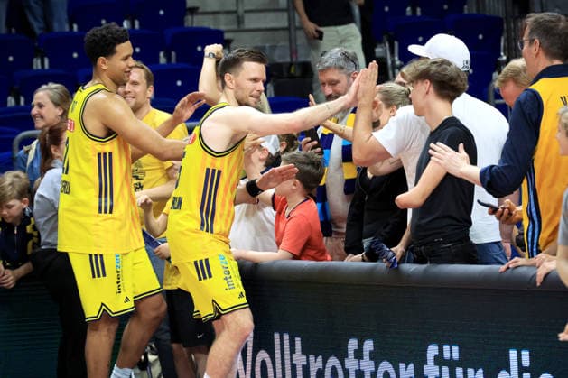 DEU, easyCredit BBL, ALBA vs. Rasta Vechta, 27.05.2026, Uber-Arena, Berlin, DEU, easyCredit BBL, ALBA vs. Rasta Vechta, im Bild Martin Hermannsson (ALBA Berlin 15), Michael Rataj (ALBA Berlin 21), ALBA-Fans, Fanblock,