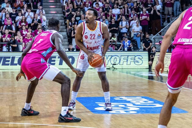 Johnathan Stove (Fitness First Wuerzburg Baskets, 22) vs Tylan Birts (Telekom Baskets Bonn, 05) Telekom Baskets Bonn vs. Fitness First Wuerzburg Baskets, Basketball, easy Credit BBL, Playoffs, Viertelfinale, 5. Spieltag, 2025 2026, 27.05.2026 Telekom Baskets Bonn vs. Fitness First Wuerzburg Baskets, Basketball, easy Credit BBL, Playoffs, Viertelfinale, 5. Spieltag, 2025 2026, 27.05.2026 Bonn Copyright: xEibner-Pressefoto GerhardxWingenx EP_GWR