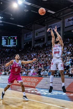 Davion Mintz (Fitness First Wuerzburg Baskets, 10) beim Versuch eines 3-Punte Wurfs, Joel Sadu Aminu (Telekom Baskets Bonn, 21) Telekom Baskets Bonn vs. Fitness First Wuerzburg Baskets, Basketball, easy Credit BBL, Playoffs, Viertelfinale, 5. Spieltag, 2025 2026, 27.05.2026 Telekom Baskets Bonn vs. Fitness First Wuerzburg Baskets, Basketball, easy Credit BBL, Playoffs, Viertelfinale, 5. Spieltag, 2025 2026, 27.05.2026 Bonn Copyright: xEibner-Pressefoto GerhardxWingenx EP_GWR