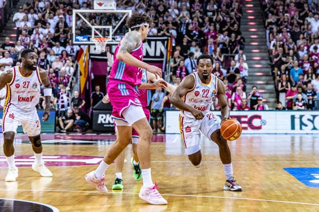 Johnathan Stove (Fitness First Wuerzburg Baskets, 22) vs Michael Kessens (Telekom Baskets Bonn, 06), Eddy Edigin Jr. (Fitness First Wuerzburg Baskets, 27) Telekom Baskets Bonn vs. Fitness First Wuerzburg Baskets, Basketball, easy Credit BBL, Playoffs, Viertelfinale, 5. Spieltag, 2025 2026, 27.05.2026 Telekom Baskets Bonn vs. Fitness First Wuerzburg Baskets, Basketball, easy Credit BBL, Playoffs, Viertelfinale, 5. Spieltag, 2025 2026, 27.05.2026 Bonn Copyright: xEibner-Pressefoto GerhardxWingenx EP_GWR