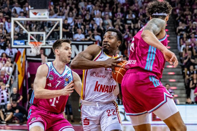 Johnathan Stove (Fitness First Wuerzburg Baskets, 22) vs Grayson Murphy (Telekom Baskets Bonn, 07), Michael Kessens (Telekom Baskets Bonn, 06) Telekom Baskets Bonn vs. Fitness First Wuerzburg Baskets, Basketball, easy Credit BBL, Playoffs, Viertelfinale, 5. Spieltag, 2025 2026, 27.05.2026 Telekom Baskets Bonn vs. Fitness First Wuerzburg Baskets, Basketball, easy Credit BBL, Playoffs, Viertelfinale, 5. Spieltag, 2025 2026, 27.05.2026 Bonn Copyright: xEibner-Pressefoto GerhardxWingenx EP_GWR