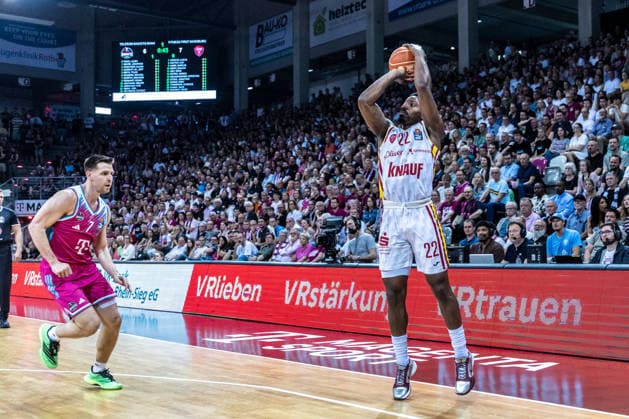 Johnathan Stove (Fitness First Wuerzburg Baskets, 22) beim Versuch fuer 3 Punkte vs Grayson Murphy (Telekom Baskets Bonn, 07) Telekom Baskets Bonn vs. Fitness First Wuerzburg Baskets, Basketball, easy Credit BBL, Playoffs, Viertelfinale, 5. Spieltag, 2025 2026, 27.05.2026 Telekom Baskets Bonn vs. Fitness First Wuerzburg Baskets, Basketball, easy Credit BBL, Playoffs, Viertelfinale, 5. Spieltag, 2025 2026, 27.05.2026 Bonn Copyright: xEibner-Pressefoto GerhardxWingenx EP_GWR