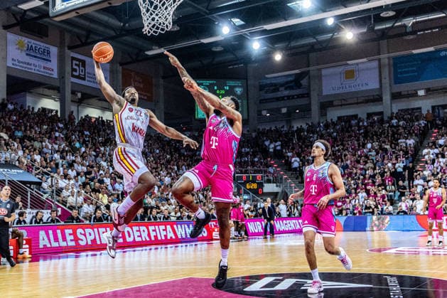 Johnathan Stove (Fitness First Wuerzburg Baskets, 22) kommt frei zum Wurf vs Jeff Garrett Jr. (Telekom Baskets Bonn, 04), Michael Kessens (Telekom Baskets Bonn, 06) Telekom Baskets Bonn vs. Fitness First Wuerzburg Baskets, Basketball, easy Credit BBL, Playoffs, Viertelfinale, 5. Spieltag, 2025 2026, 27.05.2026 Telekom Baskets Bonn vs. Fitness First Wuerzburg Baskets, Basketball, easy Credit BBL, Playoffs, Viertelfinale, 5. Spieltag, 2025 2026, 27.05.2026 Bonn Copyright: xEibner-Pressefoto GerhardxWingenx EP_GWR