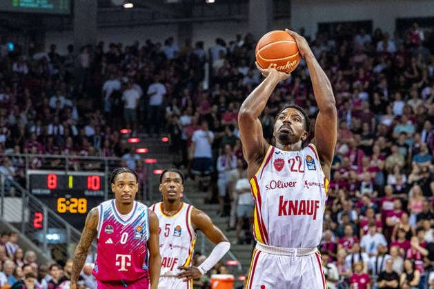 Johnathan Stove (Fitness First Wuerzburg Baskets, 22) beim Freiwurf, Jalen Finch (Telekom Baskets Bonn, 00), Marcus Carr (Fitness First Wuerzburg Baskets, 05) Telekom Baskets Bonn vs. Fitness First Wuerzburg Baskets, Basketball, easy Credit BBL, Playoffs, Viertelfinale, 5. Spieltag, 2025 2026, 27.05.2026 Telekom Baskets Bonn vs. Fitness First Wuerzburg Baskets, Basketball, easy Credit BBL, Playoffs, Viertelfinale, 5. Spieltag, 2025 2026, 27.05.2026 Bonn Copyright: xEibner-Pressefoto GerhardxWingenx EP_GWR