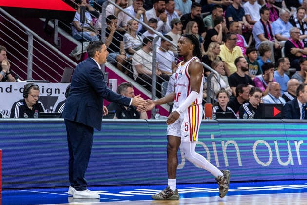 Saso Filipovski (Fitness First Wuerzburg Baskets, Trainer) kaltscht Marcus Carr (Fitness First Wuerzburg Baskets, 05) ab Telekom Baskets Bonn vs. Fitness First Wuerzburg Baskets, Basketball, easy Credit BBL, Playoffs, Viertelfinale, 5. Spieltag, 2025 2026, 27.05.2026 Telekom Baskets Bonn vs. Fitness First Wuerzburg Baskets, Basketball, easy Credit BBL, Playoffs, Viertelfinale, 5. Spieltag, 2025 2026, 27.05.2026 Bonn Copyright: xEibner-Pressefoto GerhardxWingenx EP_GWR