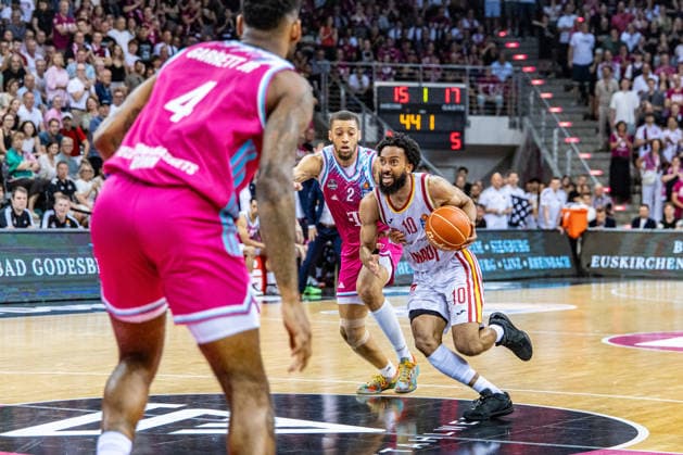Davion Mintz (Fitness First Wuerzburg Baskets, 10) vs Alijah Comithier (Telekom Baskets Bonn, 02), Jeff Garrett Jr. (Telekom Baskets Bonn, 04) Telekom Baskets Bonn vs. Fitness First Wuerzburg Baskets, Basketball, easy Credit BBL, Playoffs, Viertelfinale, 5. Spieltag, 2025 2026, 27.05.2026 Telekom Baskets Bonn vs. Fitness First Wuerzburg Baskets, Basketball, easy Credit BBL, Playoffs, Viertelfinale, 5. Spieltag, 2025 2026, 27.05.2026 Bonn Copyright: xEibner-Pressefoto GerhardxWingenx EP_GWR