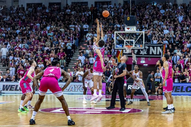 Tip Off zum Spiel Telekom Baskets Bonn vs. Fitness First Wuerzburg Baskets, Basketball, easy Credit BBL, Playoffs, Viertelfinale, 5. Spieltag, 2025 2026, 27.05.2026 Telekom Baskets Bonn vs. Fitness First Wuerzburg Baskets, Basketball, easy Credit BBL, Playoffs, Viertelfinale, 5. Spieltag, 2025 2026, 27.05.2026 Bonn Copyright: xEibner-Pressefoto GerhardxWingenx EP_GWR