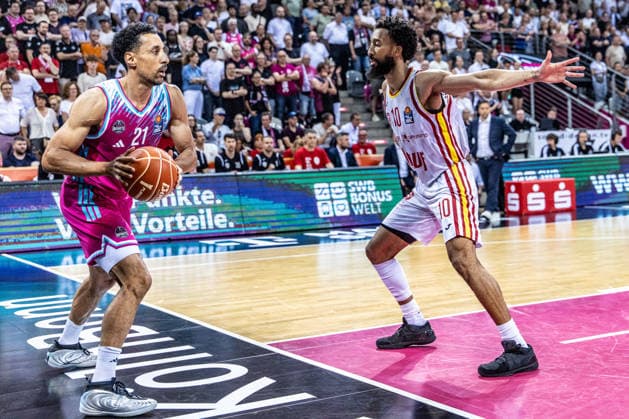 Joel Sadu Aminu (Telekom Baskets Bonn, 21) vs Davion Mintz (Fitness First Wuerzburg Baskets, 10) Telekom Baskets Bonn vs. Fitness First Wuerzburg Baskets, Basketball, easy Credit BBL, Playoffs, Viertelfinale, 5. Spieltag, 2025 2026, 27.05.2026 Telekom Baskets Bonn vs. Fitness First Wuerzburg Baskets, Basketball, easy Credit BBL, Playoffs, Viertelfinale, 5. Spieltag, 2025 2026, 27.05.2026 Bonn Copyright: xEibner-Pressefoto GerhardxWingenx EP_GWR