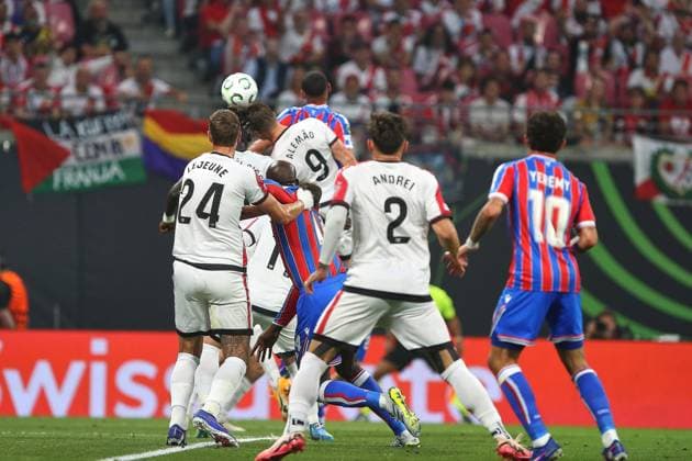 Leipzig, Sachsen, Deutschland, 27.05.2026: Red Bull Arena: Finale UEFA Conference League Crystal Palace - Rayo Vallecano: Kopfball durch Alemao (9, Rayo Vallecano), auch in der Szene unter anderem Florian Lejeune (24, Rayo Vallecano), Andrei Ratiu (2, Rayo Vallecano), Yeremy Pino (10, Crystal Palace) Copyright: xdtsxNachrichtenagenturx dts_120887