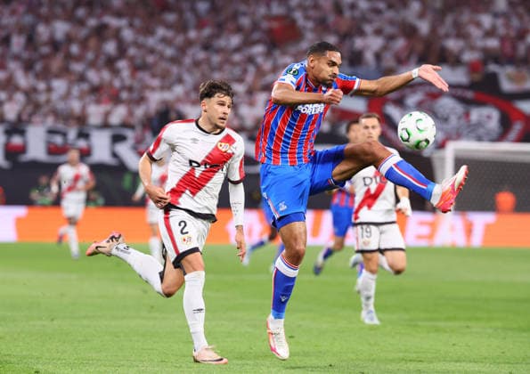 Crystal Palace - Rayo Vallecano Finale Conference League Leipzig, 27.05.2026, Leipzig Stadium, Fussball, Final UEFA Conference League , Crystal Palace FC (ENG) vs. Rayo Vallecano de Madrid (ESP) , Im Bild von links: Andrei Ratiu ( 2, Vallecano) und Maxence Lacroix (5, Palace) , Nur zur redaktionellen Nutzung. Only editorial use. , UEFA regulations prohibit any use of photographs as image sequences and or quasi-video. ,