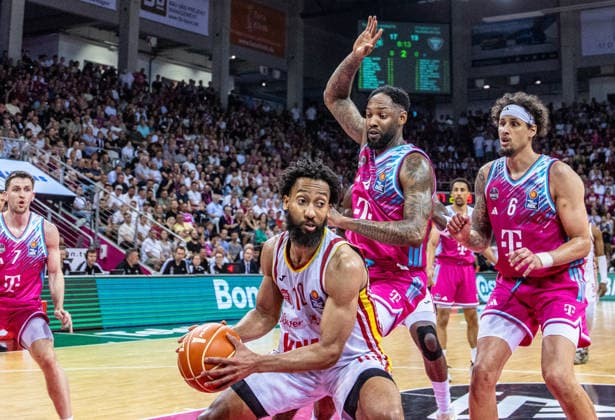 Davion Mintz (Fitness First Wuerzburg Baskets, 10) allein vs Michael Kessens (Telekom Baskets Bonn, 06), Jeff Garrett Jr. (Telekom Baskets Bonn, 04), Grayson Murphy (Telekom Baskets Bonn, 07) Telekom Baskets Bonn vs. Fitness First Wuerzburg Baskets, Basketball, easy Credit BBL, Playoffs, Viertelfinale, 5. Spieltag, 2025 2026, 27.05.2026 Telekom Baskets Bonn vs. Fitness First Wuerzburg Baskets, Basketball, easy Credit BBL, Playoffs, Viertelfinale, 5. Spieltag, 2025 2026, 27.05.2026 Bonn Copyright: xEibner-Pressefoto GerhardxWingenx EP_GWR