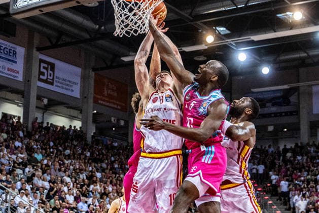 Lukas Roth (Fitness First Wuerzburg Baskets, 09) vs Tylan Birts (Telekom Baskets Bonn, 05) Telekom Baskets Bonn vs. Fitness First Wuerzburg Baskets, Basketball, easy Credit BBL, Playoffs, Viertelfinale, 5. Spieltag, 2025 2026, 27.05.2026 Telekom Baskets Bonn vs. Fitness First Wuerzburg Baskets, Basketball, easy Credit BBL, Playoffs, Viertelfinale, 5. Spieltag, 2025 2026, 27.05.2026 Bonn Copyright: xEibner-Pressefoto GerhardxWingenx EP_GWR