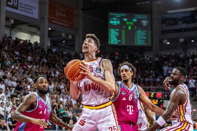 Alen Pjanic (Fitness First Wuerzburg Baskets, 35) vs Jeff Garrett Jr. (Telekom Baskets Bonn, 04), Michael Kessens (Telekom Baskets Bonn, 06) Telekom Baskets Bonn vs. Fitness First Wuerzburg Baskets, Basketball, easy Credit BBL, Playoffs, Viertelfinale, 5. Spieltag, 2025 2026, 27.05.2026 Telekom Baskets Bonn vs. Fitness First Wuerzburg Baskets, Basketball, easy Credit BBL, Playoffs, Viertelfinale, 5. Spieltag, 2025 2026, 27.05.2026 Bonn Copyright: xEibner-Pressefoto GerhardxWingenx EP_GWR