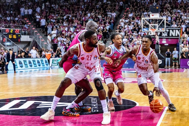 Marcus Carr (Fitness First Wuerzburg Baskets, 05) vs Jalen Finch (Telekom Baskets Bonn, 00), Eddy Edigin Jr. (Fitness First Wuerzburg Baskets, 27) sperrt Tylan Birts (Telekom Baskets Bonn, 05) Telekom Baskets Bonn vs. Fitness First Wuerzburg Baskets, Basketball, easy Credit BBL, Playoffs, Viertelfinale, 5. Spieltag, 2025 2026, 27.05.2026 Telekom Baskets Bonn vs. Fitness First Wuerzburg Baskets, Basketball, easy Credit BBL, Playoffs, Viertelfinale, 5. Spieltag, 2025 2026, 27.05.2026 Bonn Copyright: xEibner-Pressefoto GerhardxWingenx EP_GWR